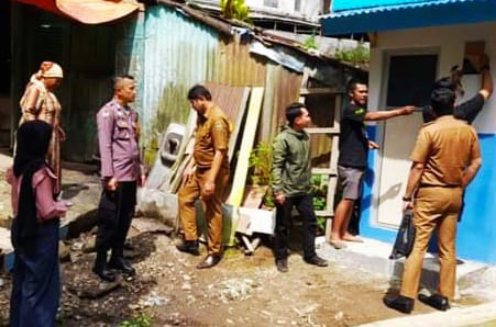Suasana pekerjaan  program Sanimas, berupa pembuatan bilik WC di Kelurahan Tanah Pak Lambiak.